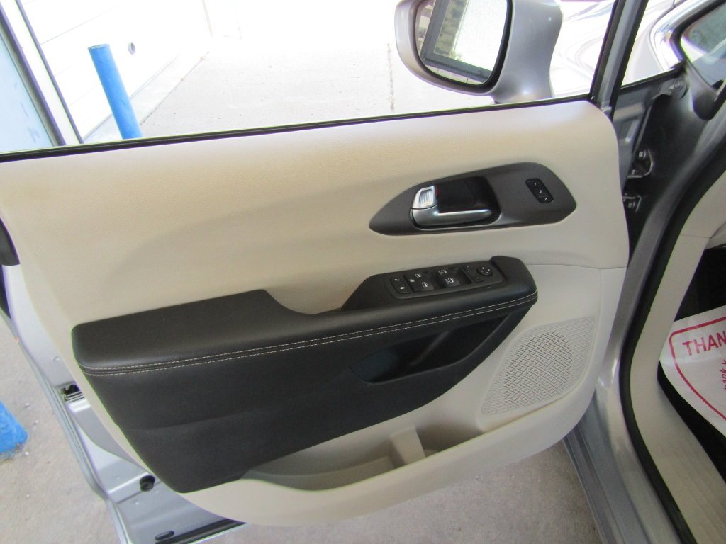 Used 2021 Silver Chrysler Touring L image 23