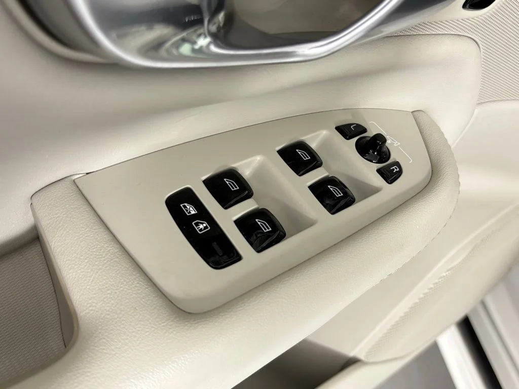 Used 2023 Crystal White Volvo Ultimate image 14