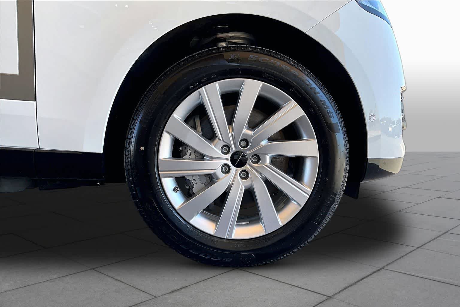 New 2026 Fuji White Land Rover SE image 11