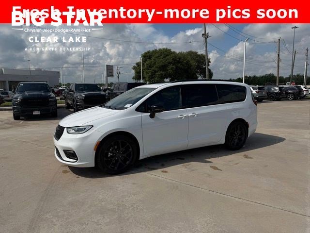 Used 2025 Bright White Clearcoat Chrysler Limited image 1