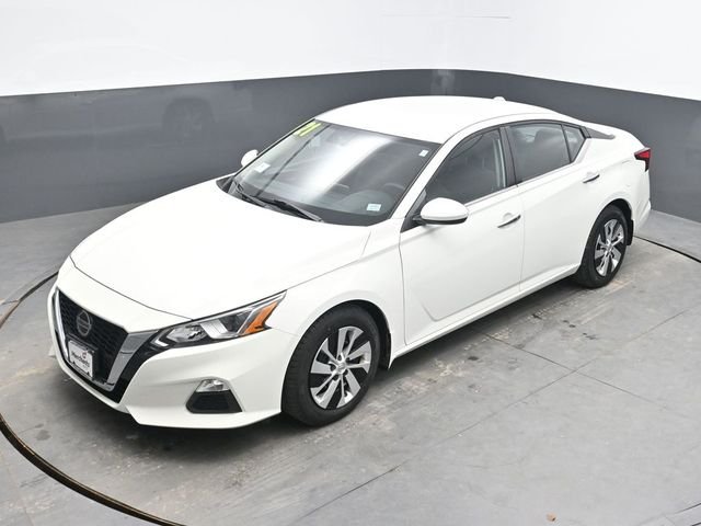 Used 2020 White Nissan 2.5 S image 29