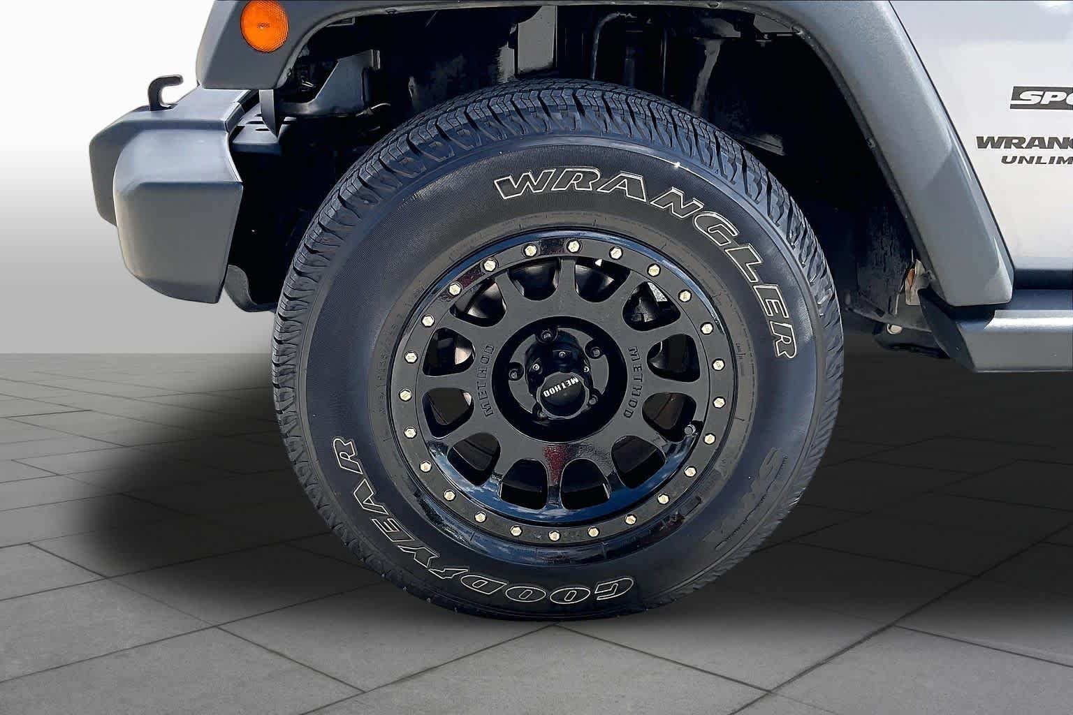 Used 2017 Billet Silver Metallic Clearcoat Jeep Sport image 10