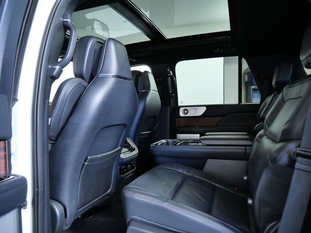 Used 2023 White Lincoln Reserve image 13
