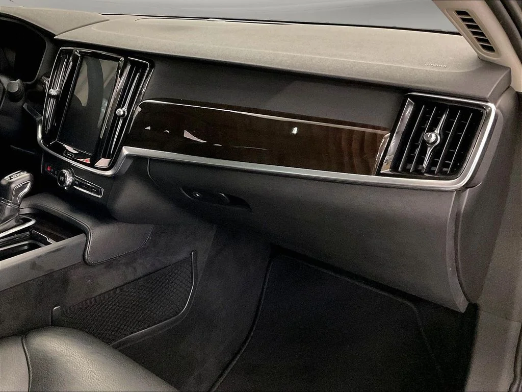Used 2019 Gray Volvo T6 Momentum image 21