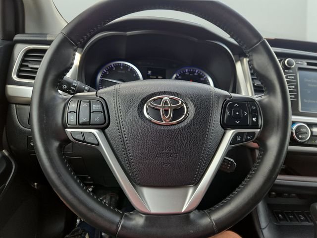 Used 2019 White Toyota XLE image 23