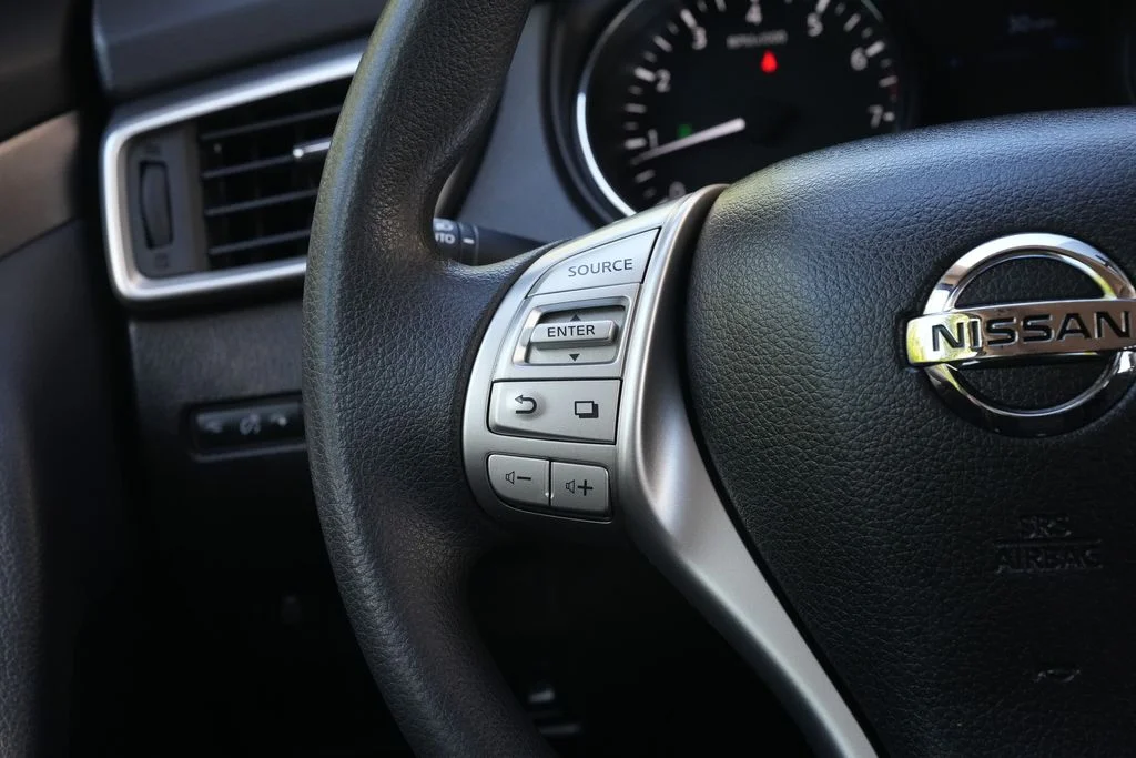 Used 2014 Black Nissan SV image 18