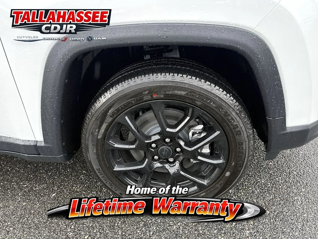 New 2026 Bright White Clear-Coat Exterior Paint Jeep Latitude image 12