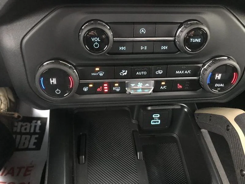 New 2025 Azure Gray Metallic Tri-Coat Ford Badlands® image 17