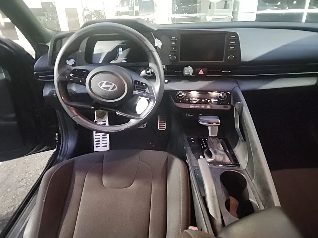 Used 2025 Black Hyundai SEL Sport image 5