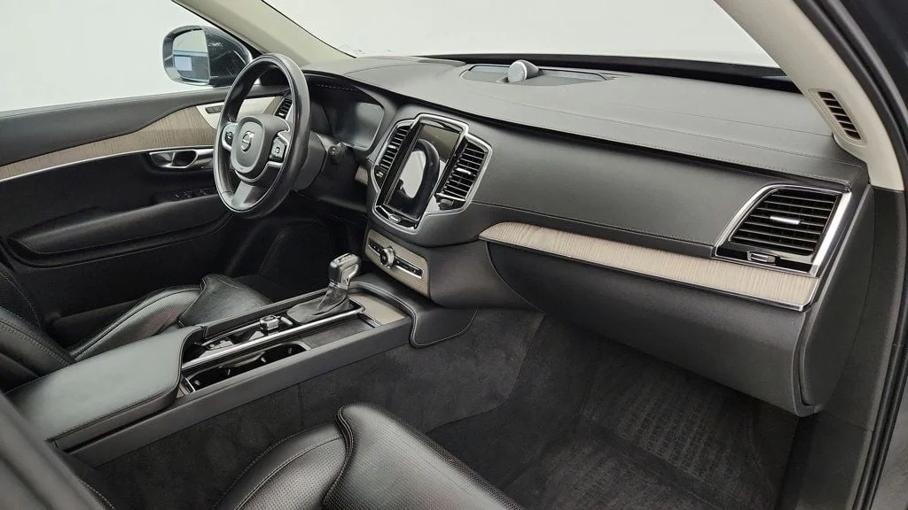 Used 2022 Savile Grey Metallic Volvo T6 AWD Inscription 7P w/ Bowers & Wilkins Audio & Air Suspension image 25