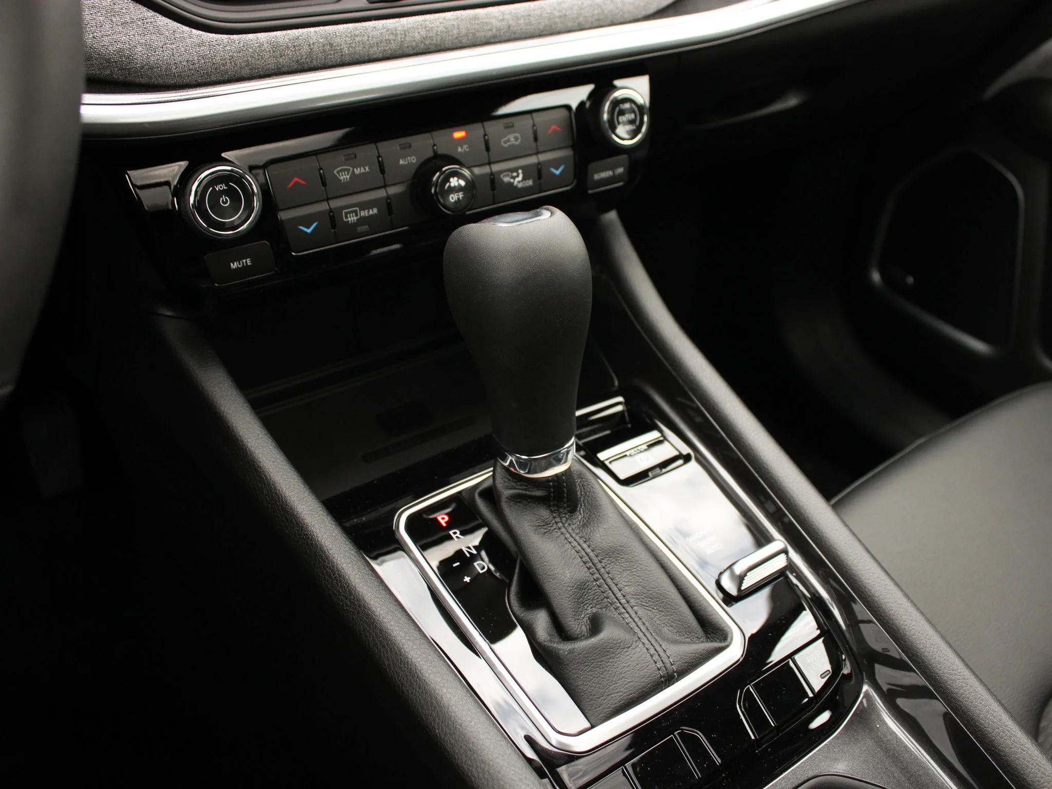 New 2025 Silver Jeep North* 4x4, Panoramic Sunroof, Heated Seats/Wheel, Wireless Charging Pad image 21