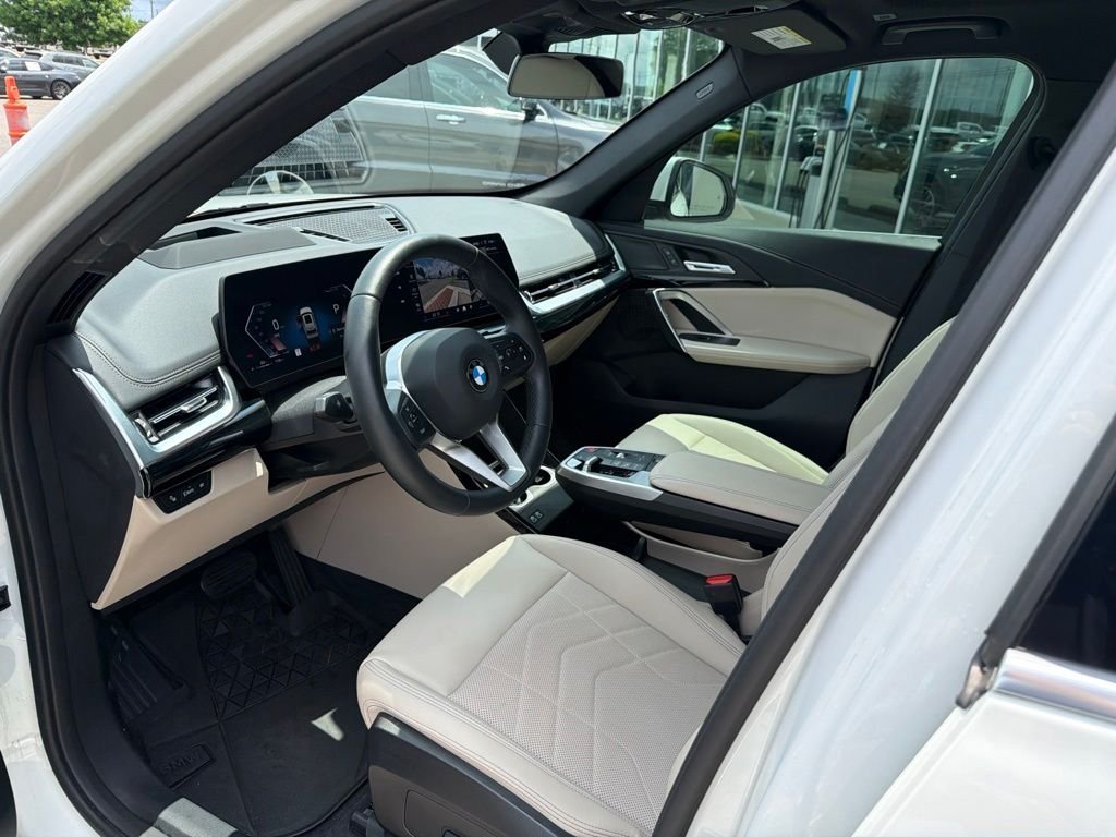 Used 2025 White BMW xDrive28i image 17