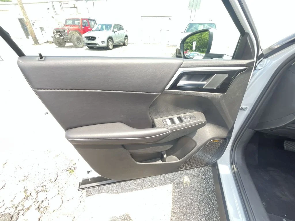 Used 2025 White Mitsubishi SE image 13