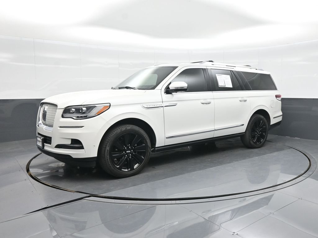 Used 2024 White Lincoln Reserve image 1