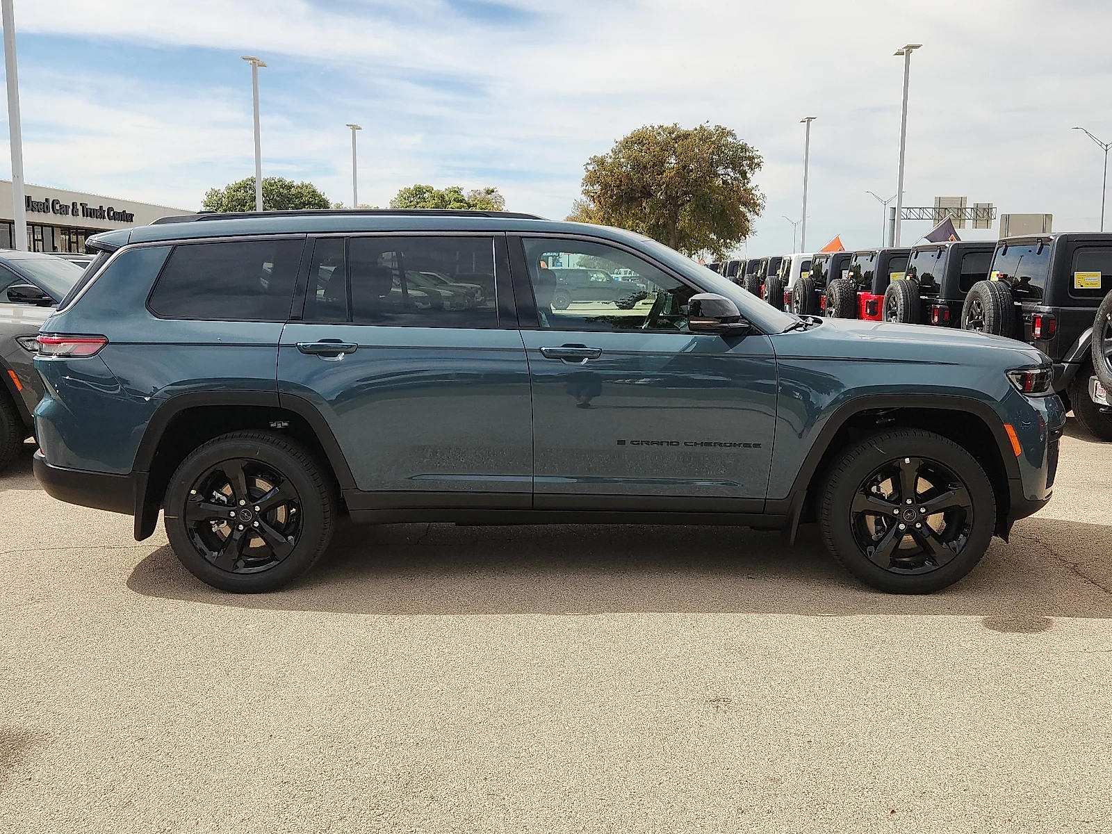 New 2027 Steel Blue Paint Jeep L LIMITED 4X4 image 5