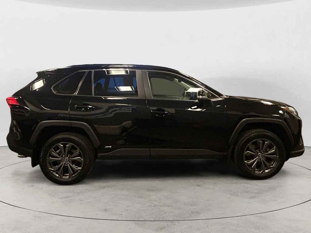 Used 2022 Midnight Black Toyota XLE Premium image 6