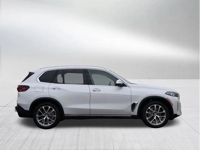 New 2026 Mineral White Metallic BMW xDrive40i image 5
