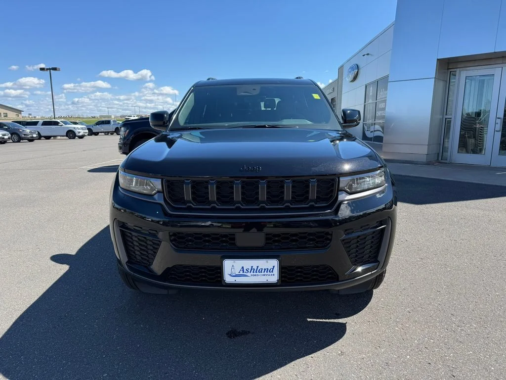 New 2026 Diamond Black Crystal Pearlcoat Jeep Laredo image 9