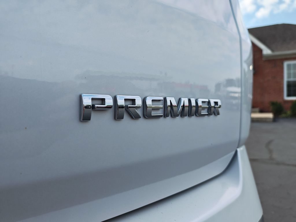 Used 2020 IRIDESCENT PEARL TRICOAT Chevrolet Premier image 28