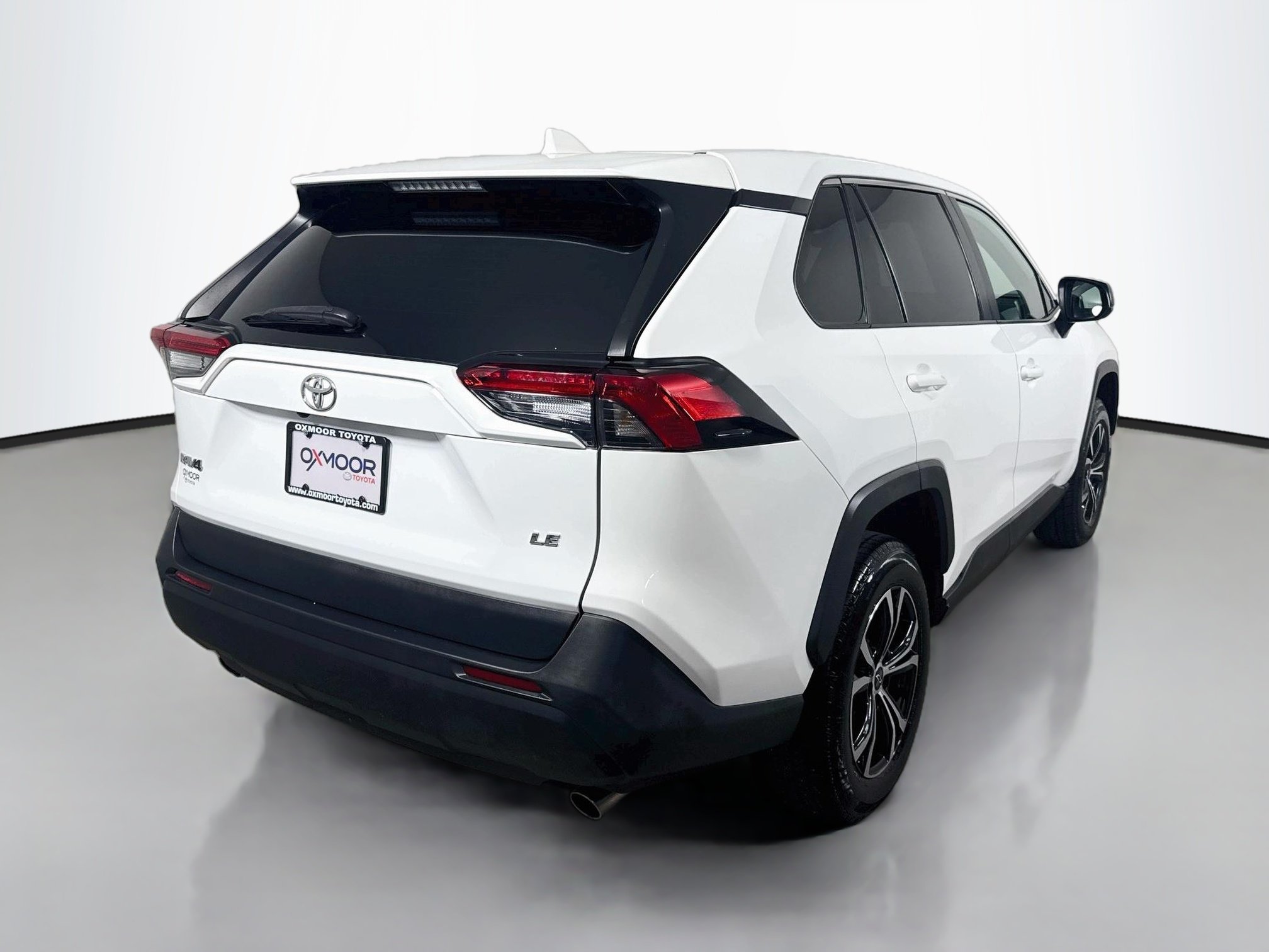 Used 2022 White Toyota LE image 7