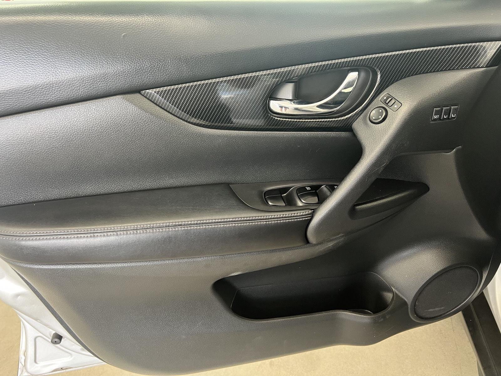 Used 2017 Brilliant Silver Nissan SL image 18