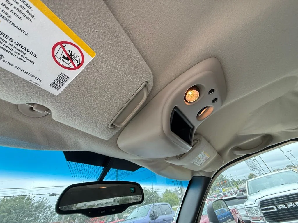 Used 2006 White Chevrolet LT image 23