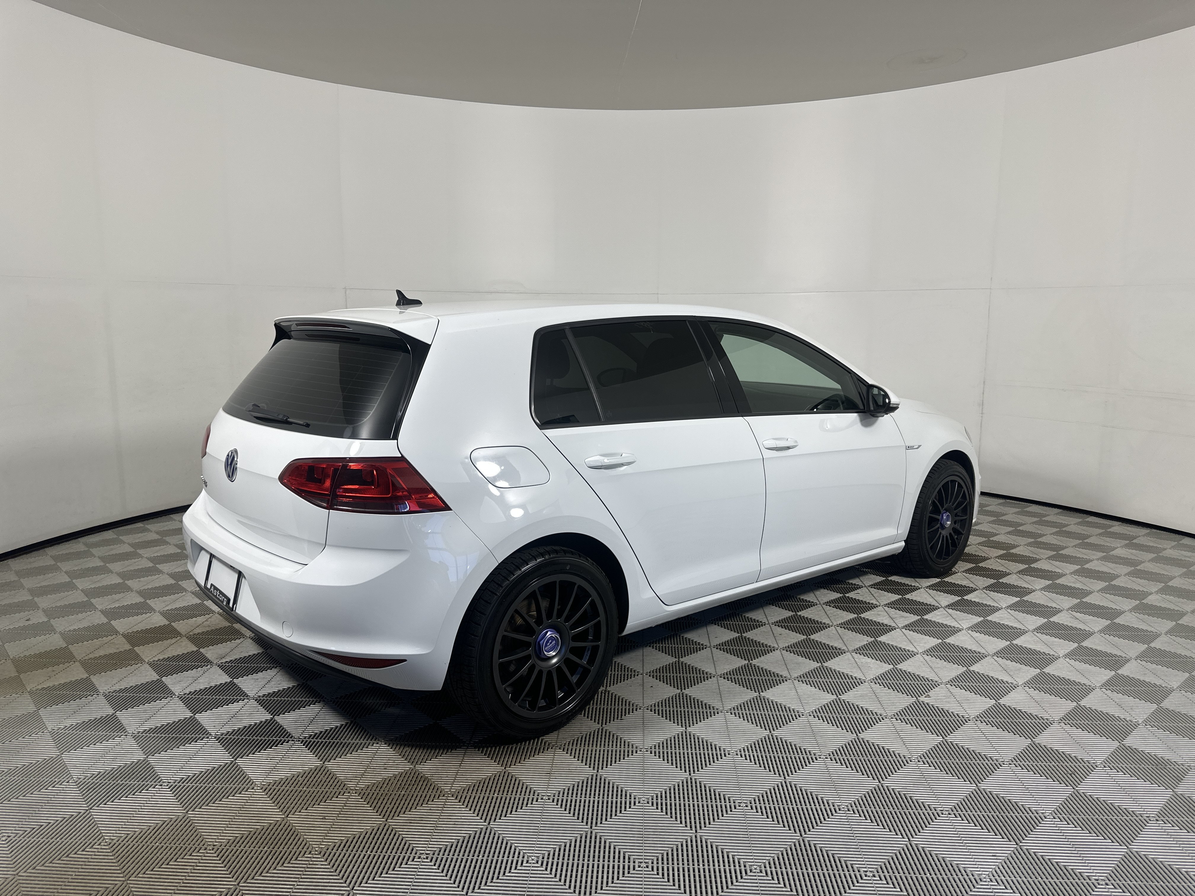 Used 2016 White Volkswagen SE image 7