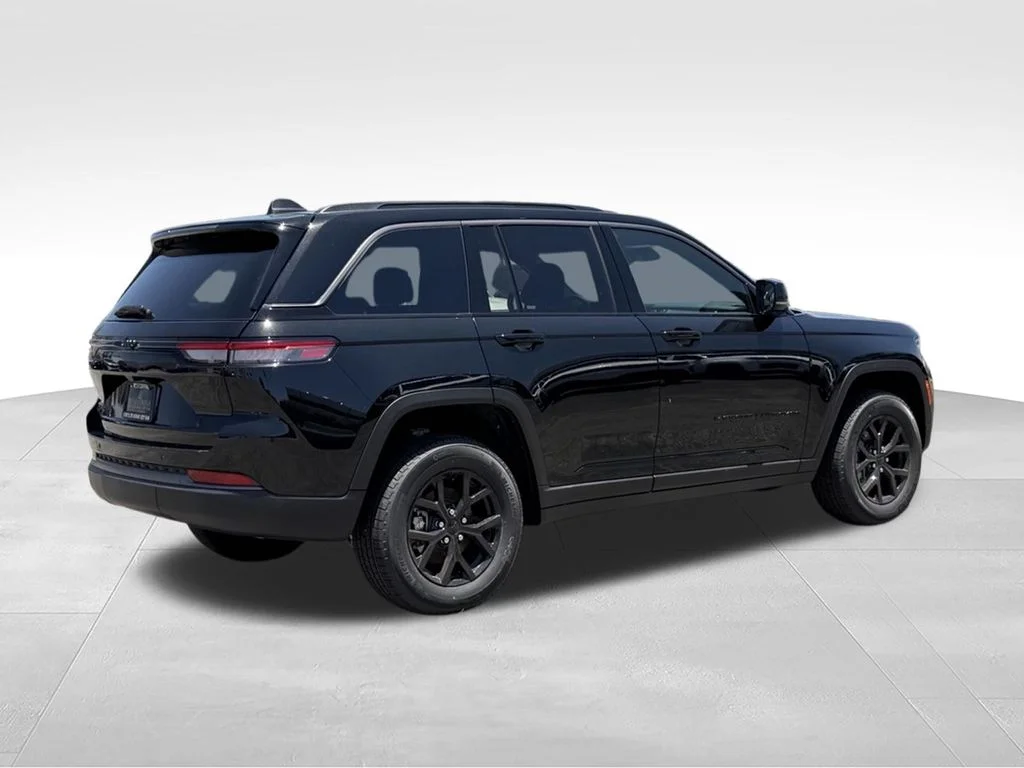 New 2026 Diamond Black Crystal Pearl-Coat Exterior Paint Jeep Laredo image 7