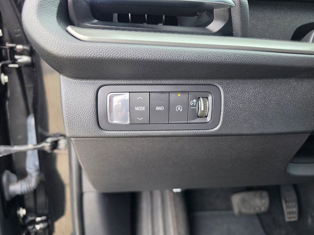 Used 2025 Mosaic Black Metallic Chevrolet LT image 21