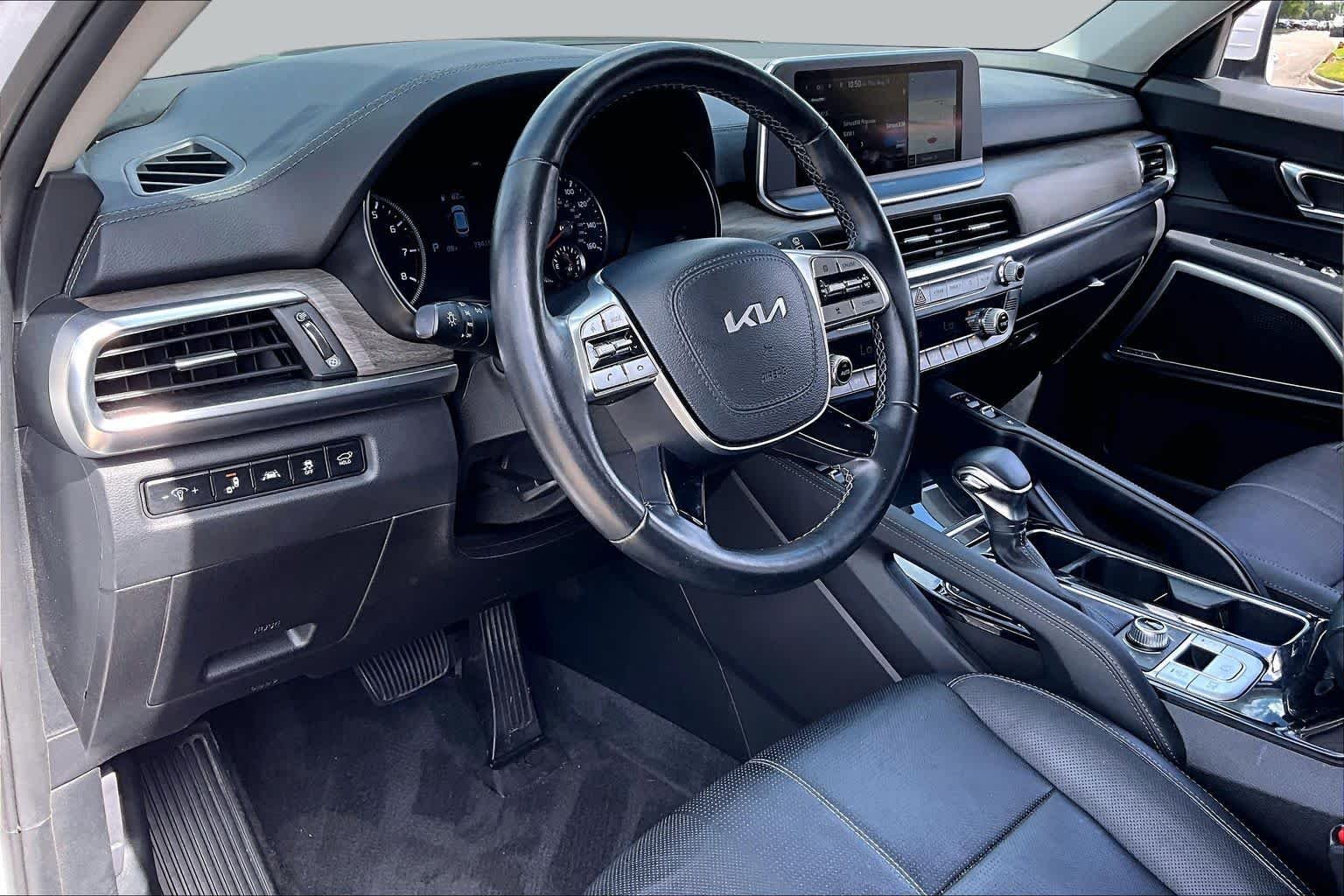 Used 2022 Glacial White Pearl Kia EX image 16