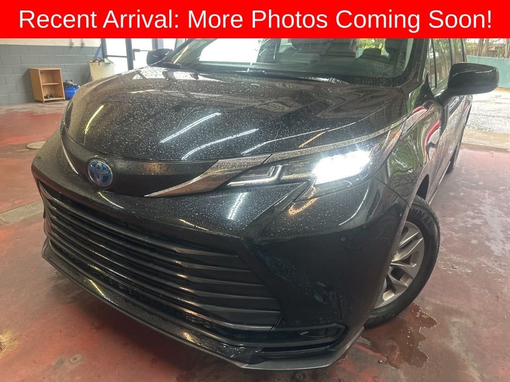 2023 Toyota Sienna LE 8-Passenger Hybrid FWD's photo