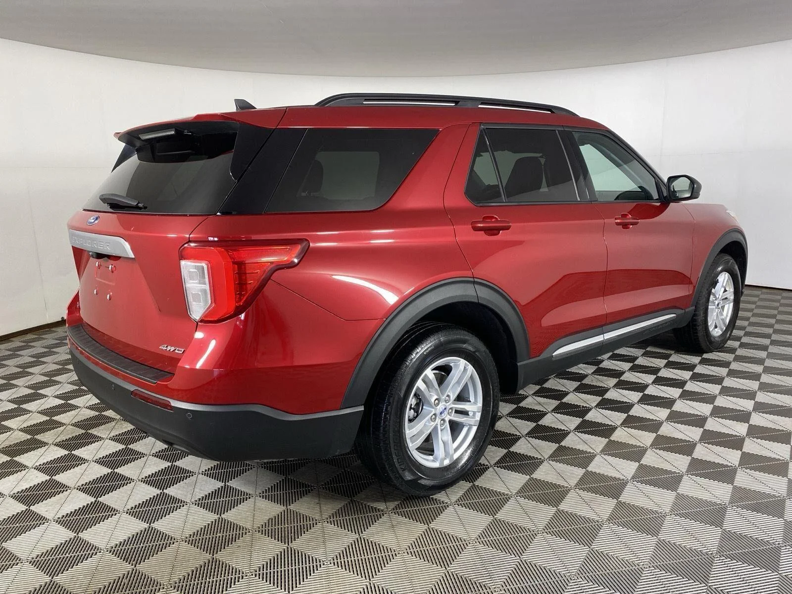 Used 2023 Rapid Red Metallic Tinted Clearcoat Ford XLT image 18