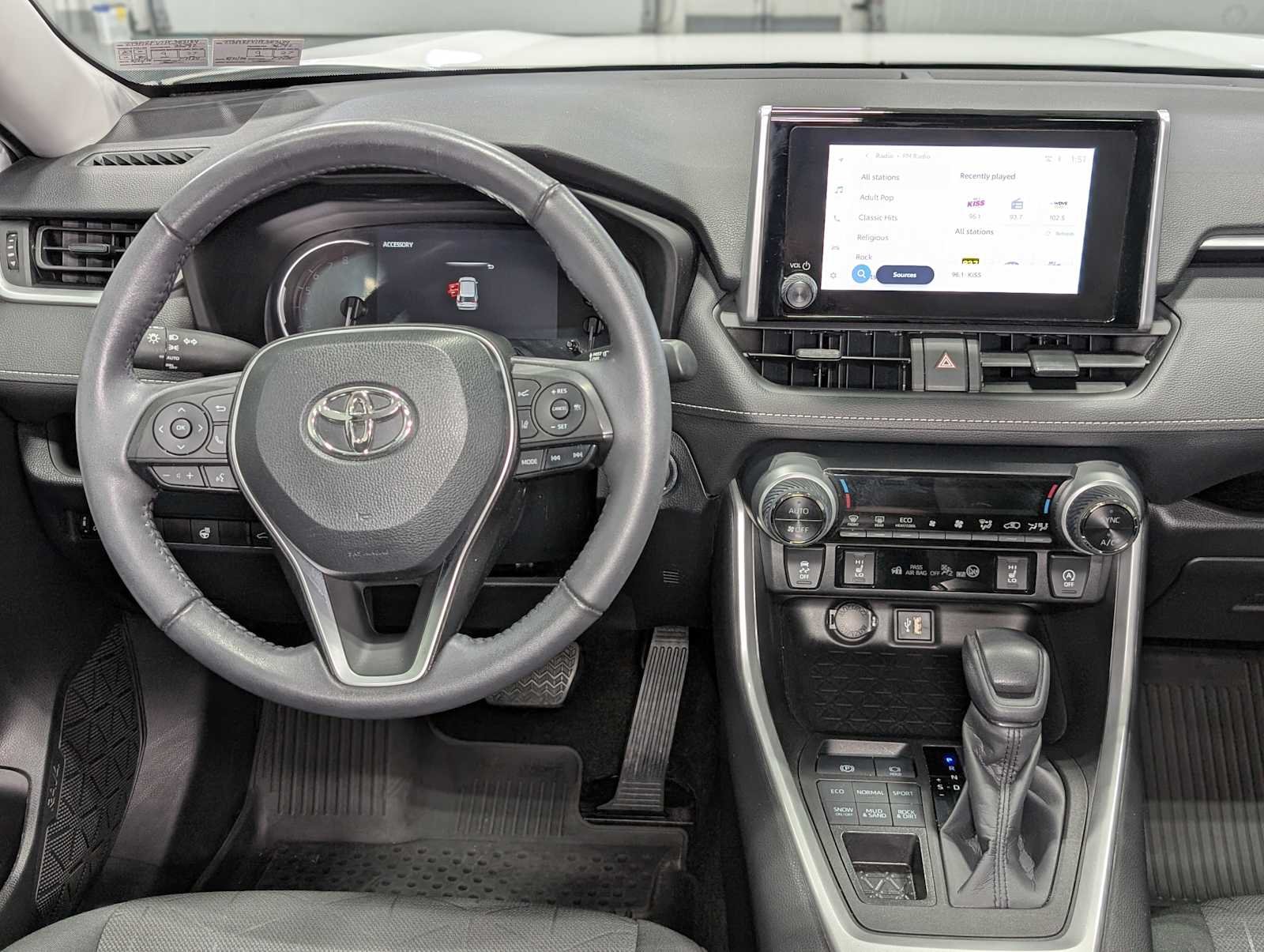 Used 2023 Ice Cap Toyota XLE image 5