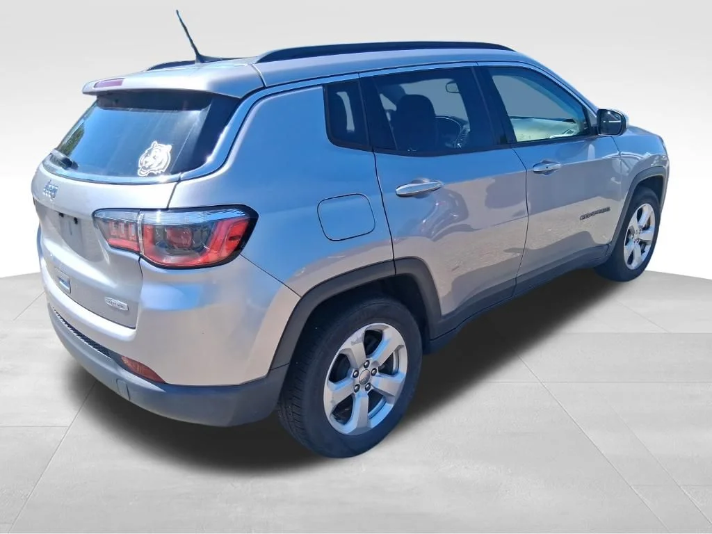Used 2019 Silver Jeep Latitude image 7