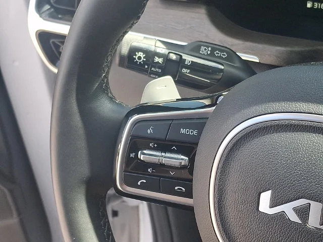 Used 2023 White Kia X-Line SX Prestige image 23