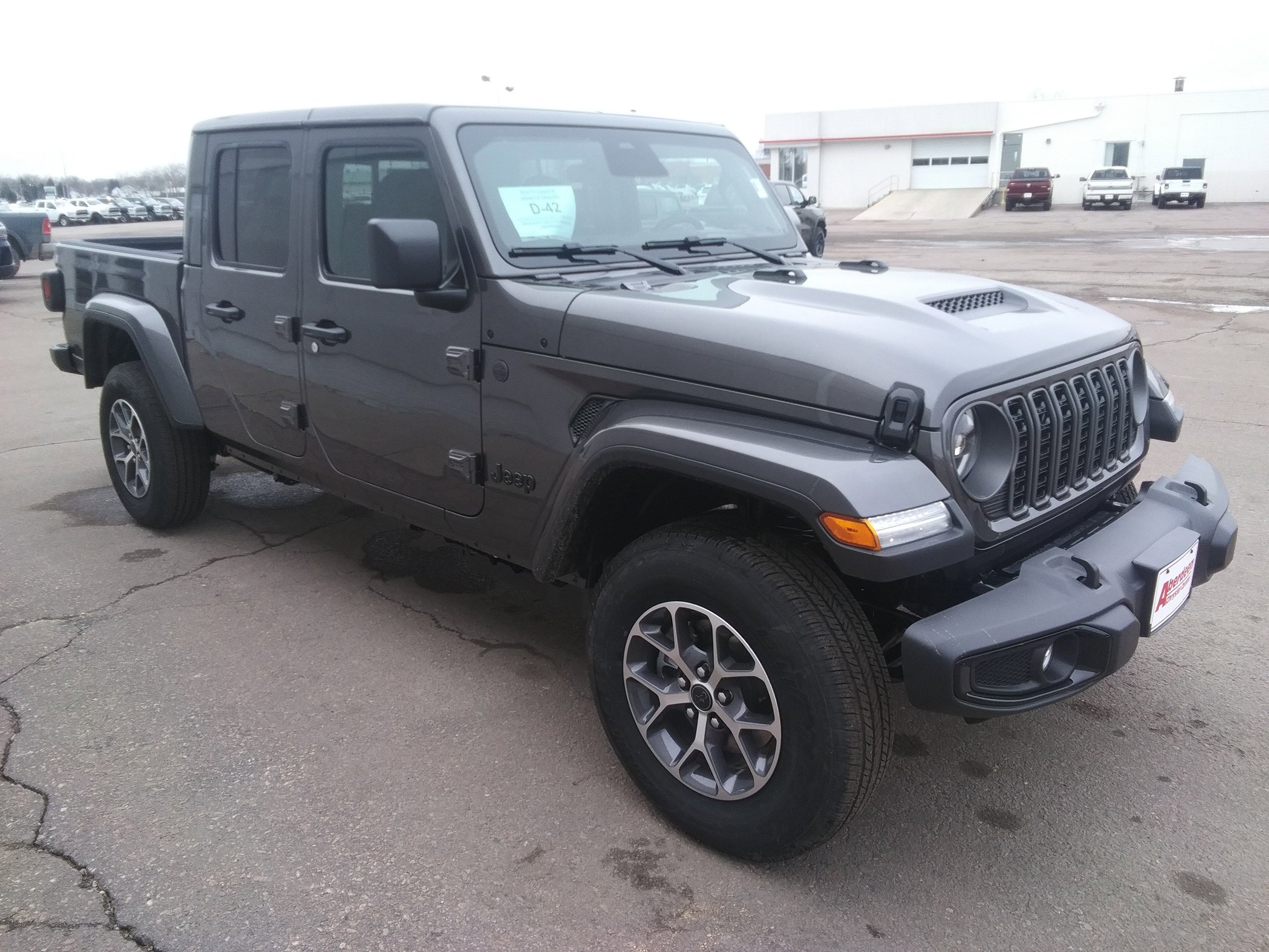 New 2026 Granite Crystal Metallic Clear-Coat Exterior Paint Jeep Sport S image 4