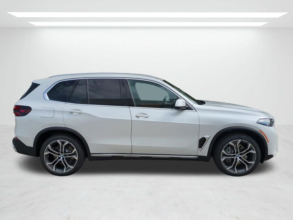 New 2026 White Metallic BMW xDrive40i image 3