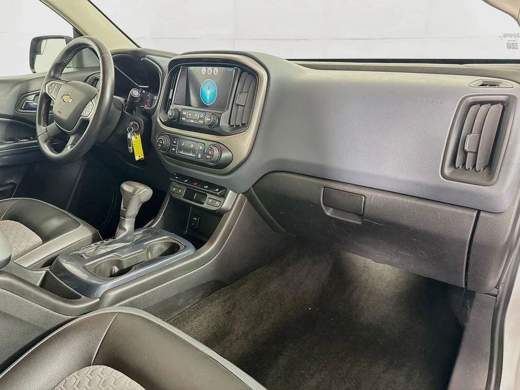 Used 2015 White Chevrolet Z71 image 35