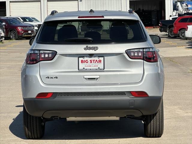 New 2026 Silver Zynith Metallic Clear-Coat Exterior Paint Jeep Latitude image 6