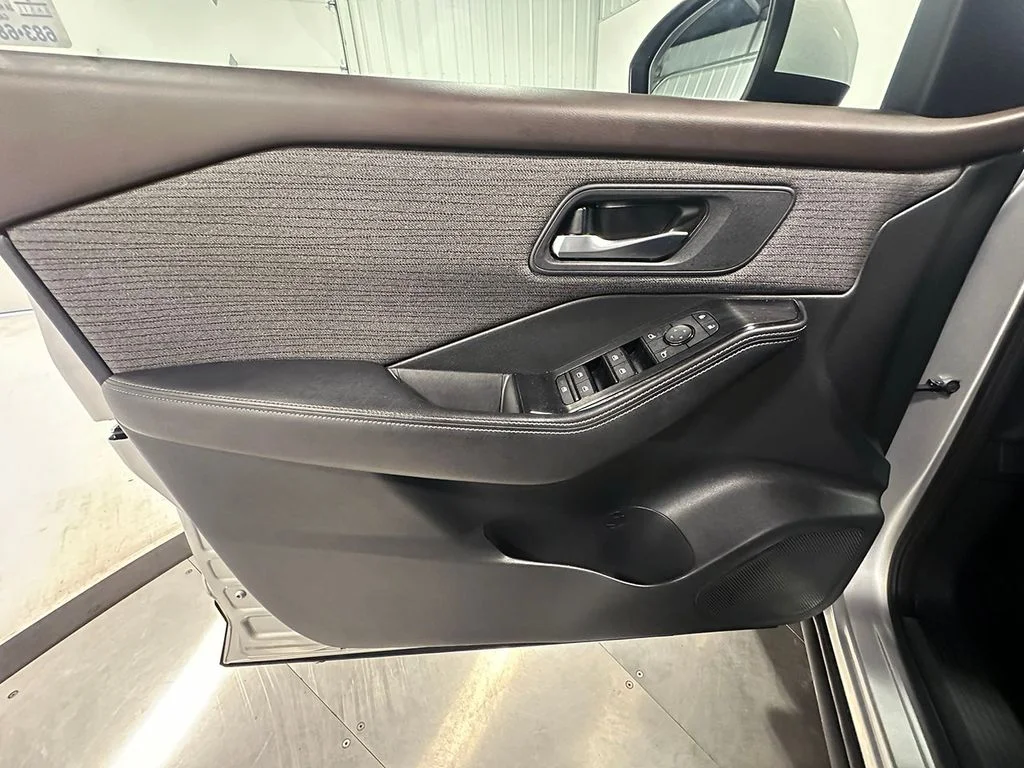 Used 2022 Silver Nissan SV image 22