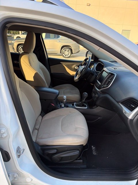 Used 2015 White Jeep Latitude image 2