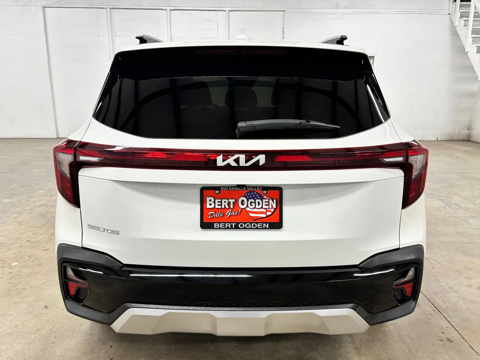 Used 2025 White Kia S image 5