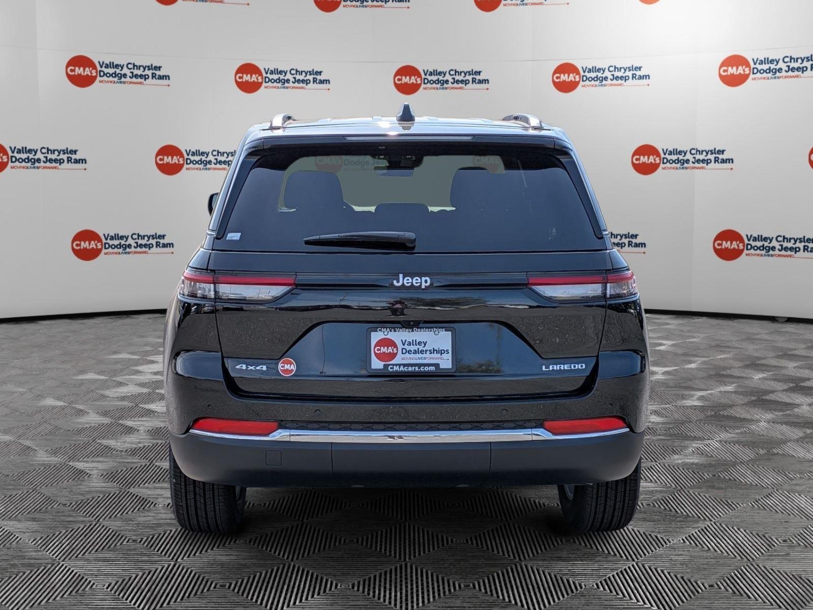 New 2026 Diamond Black Crystal Pearl-Coat Exterior Paint Jeep Laredo X image 6