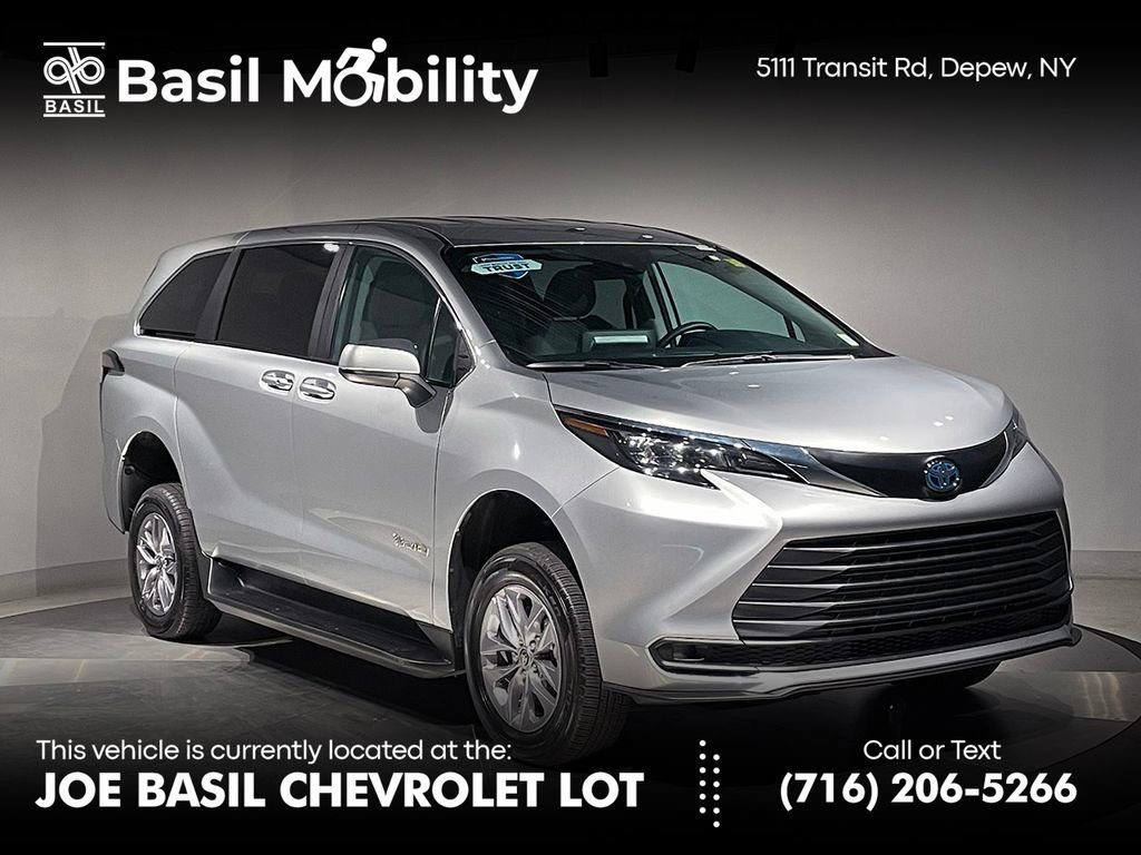 2024 Toyota Sienna LE 8-Passenger Hybrid FWD's photo