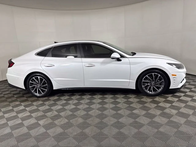 Used 2020 Quartz Hyundai Limited image 2