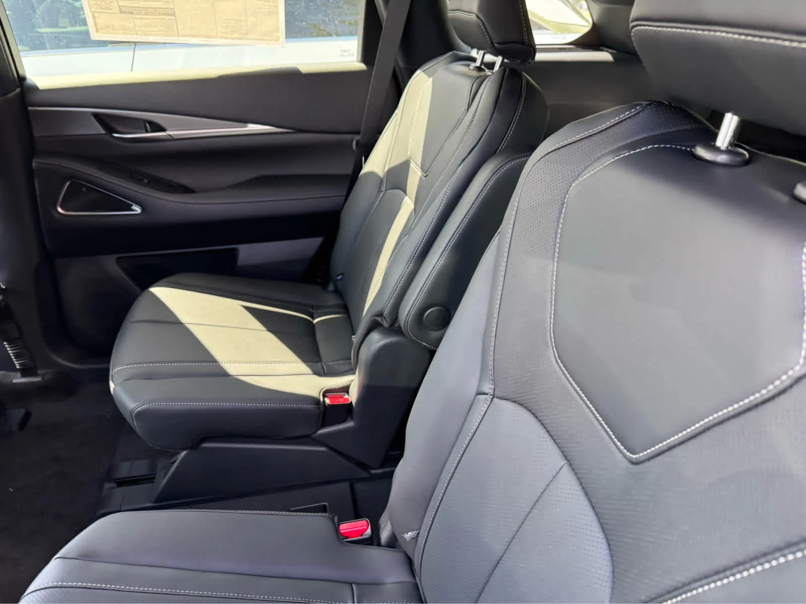 New 2027 2T RAD WHT INFINITI Sport AWD image 21