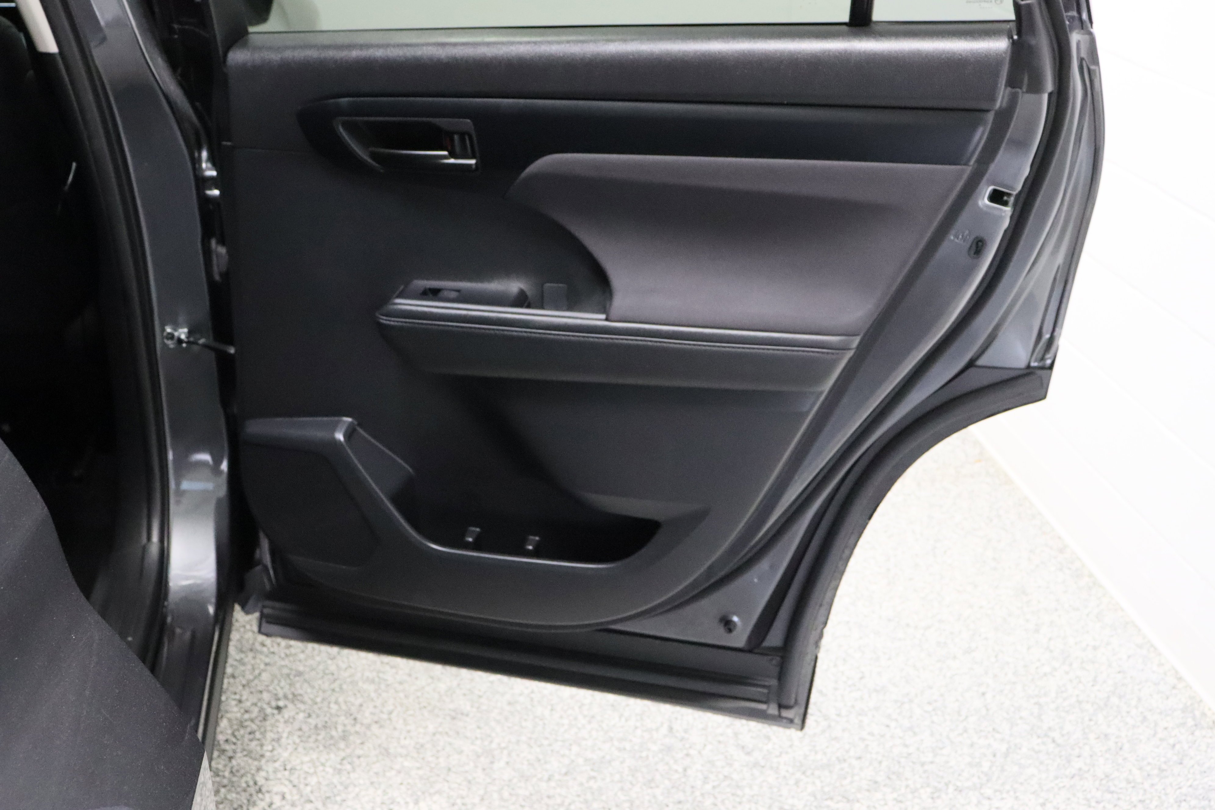 2025 Toyota Highlander LE - Photo 35