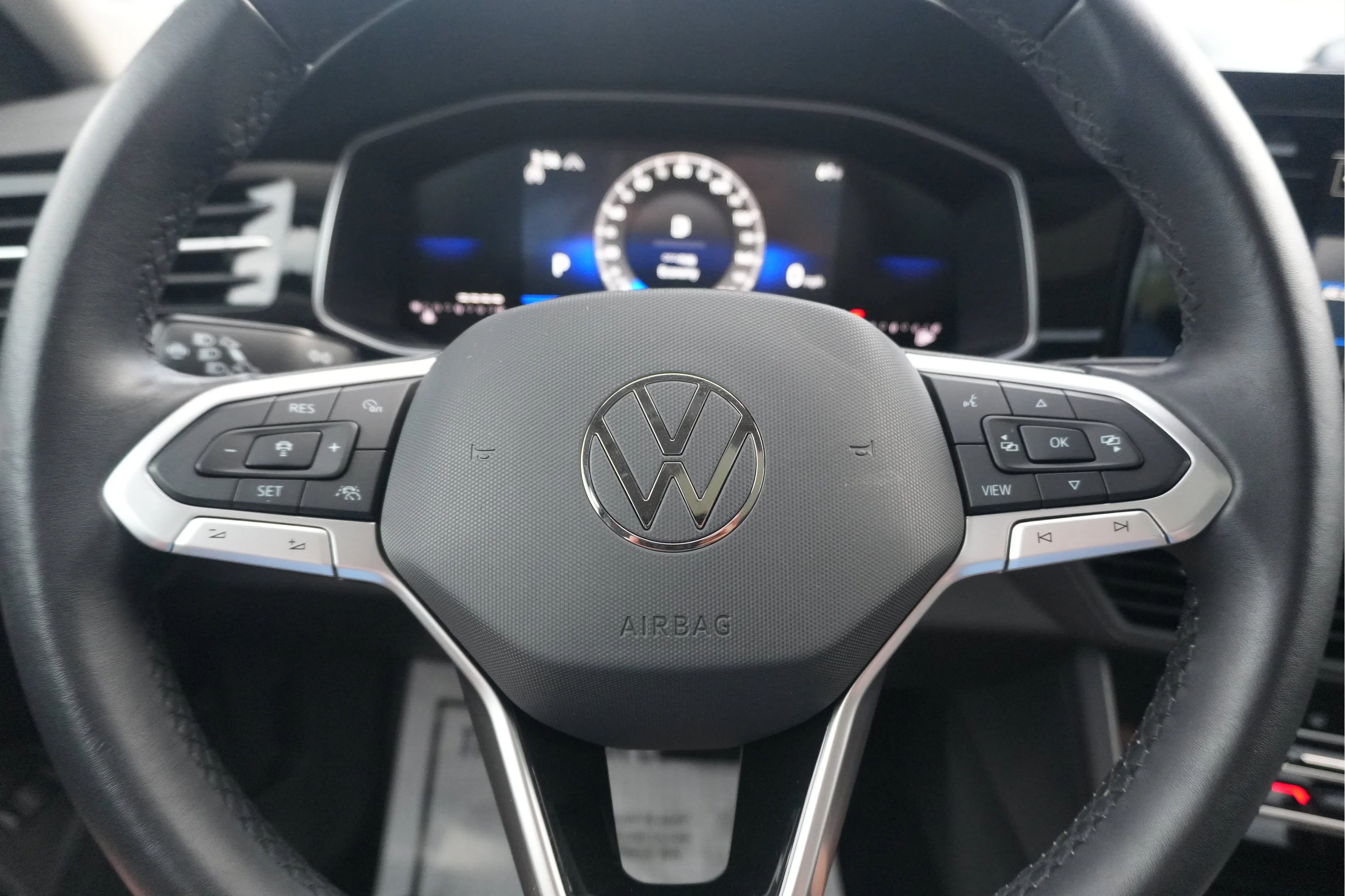 Used 2025 Deep Black Pearl Volkswagen SE image 36