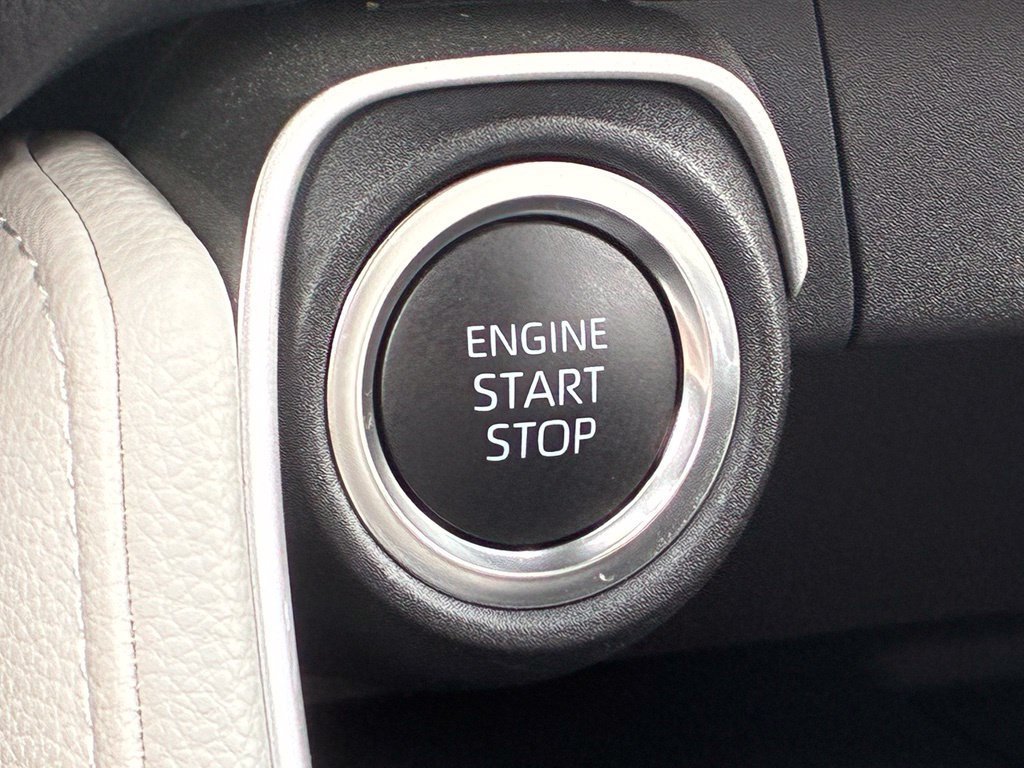 Used 2025 White Toyota Platinum image 21