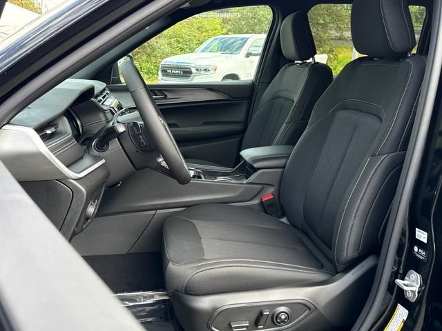 New 2026 Diamond Black Crystal Pearlcoat Jeep Laredo X image 21